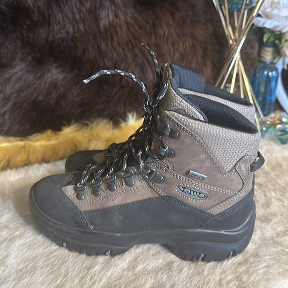 Lowa hiking boots 37.5 (5090)